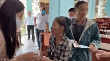 Clip Thủy Tiên phát 10 triệu nhưng bà cụ đếm lại chỉ có 5, thái độ ngó lơ nhiều lần được đào lại ngay bão từ thiện - Ảnh 2. Clip Thủy Tiên phát 10 triệu nhưng bà cụ đếm lại chỉ có 5, thái độ ngó lơ nhiều lần được đào lại ngay bão từ thiện - Ảnh 2.