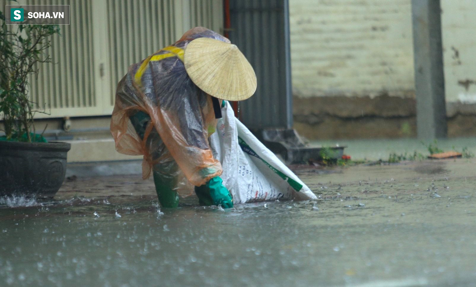 Ô tô, xe máy bì bõm bơi trong biển nước trên phố sau cơn mưa lớn xuyên đêm - Ảnh 7.