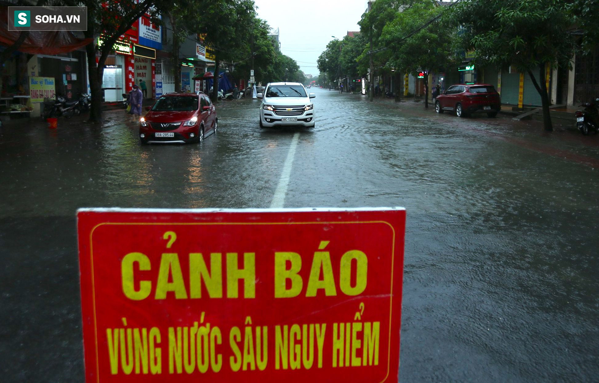 Ô tô, xe máy bì bõm bơi trong biển nước trên phố sau cơn mưa lớn xuyên đêm - Ảnh 3.