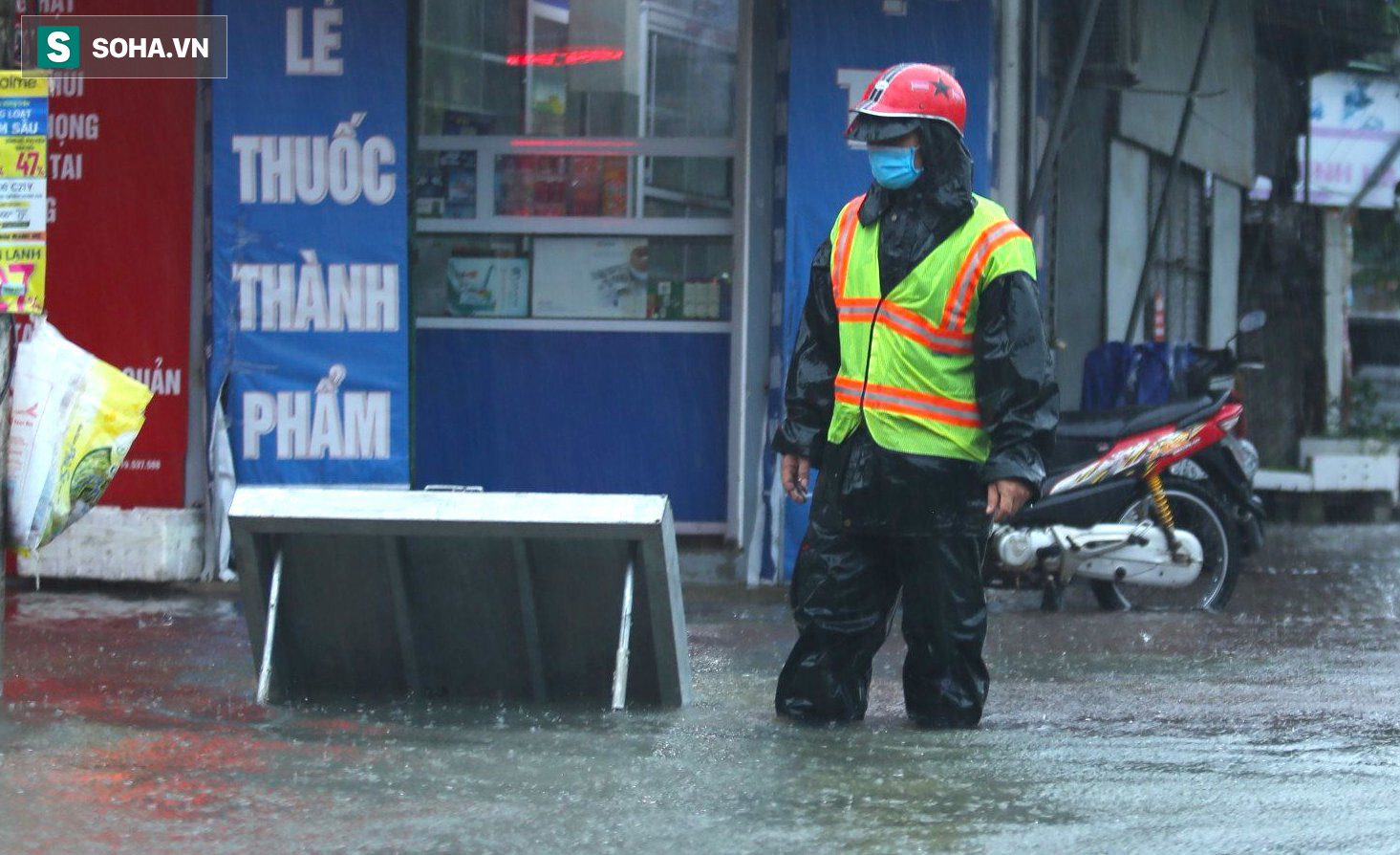 Ô tô, xe máy bì bõm bơi trong biển nước trên phố sau cơn mưa lớn xuyên đêm - Ảnh 6.
