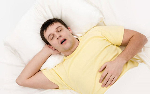 Tư thế ngủ giúp giảm đau lưng, các vấn đề về hô hấp, tiêu hóa - Ảnh 2.