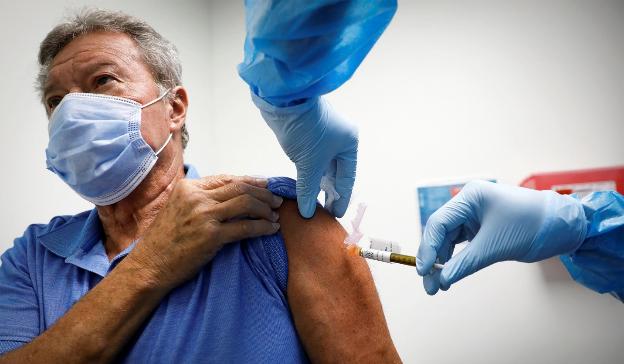 Đau nhức cơ thể sau tiêm vaccine, ứng phó thế nào? - Ảnh 1.