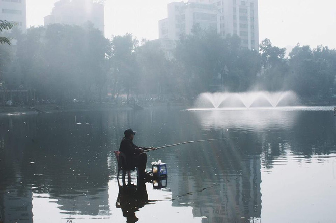 Ông chú ngồi trên mặt nước giữa hồ Tây câu cá khiến ai đi qua cũng choáng, hiểu ra sự thật đằng sau thì tất cả đều khâm phục - Ảnh 6.