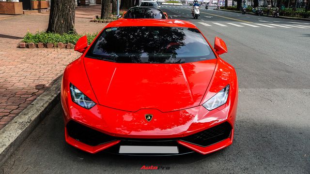 Vợ chồng ca sĩ Đoàn Di Băng mang Lamborghini Huracan mới tậu dạo phố Sài Gòn, được hộ tống bởi một siêu xe đặc biệt khác - Ảnh 2.