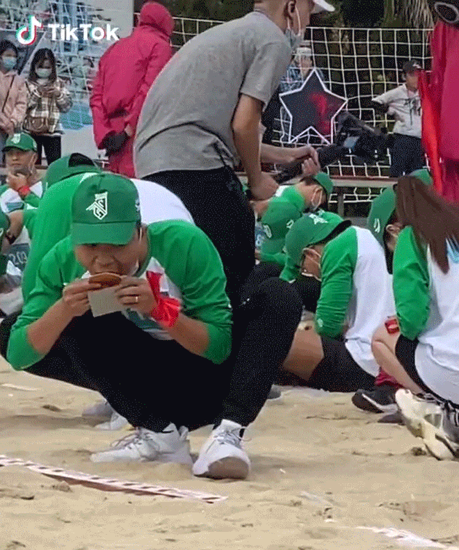 Thanh niên liếm kẹo mỏi cả lưỡi trong trò chơi chả mực Squid Game tại Quảng Ninh, cái kết vừa thương vừa không nhịn được cười - Ảnh 2.