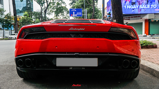 Vợ chồng ca sĩ Đoàn Di Băng mang Lamborghini Huracan mới tậu dạo phố Sài Gòn, được hộ tống bởi một siêu xe đặc biệt khác - Ảnh 3.