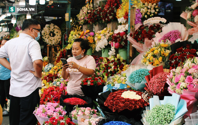 Tiểu thương chợ hoa ở TP.HCM: Tôi chưa bao giờ bó nhiều hoa tang đến thế, chỉ mong mất mát nguôi ngoai - Ảnh 7.