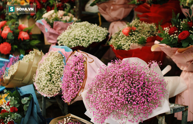 Tiểu thương chợ hoa ở TP.HCM: Tôi chưa bao giờ bó nhiều hoa tang đến thế, chỉ mong mất mát nguôi ngoai - Ảnh 6.