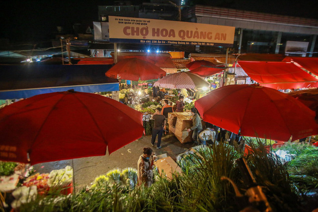 Chợ hoa lớn nhất Hà Nội tấp nập trước ngày 20/10 - Ảnh 1.