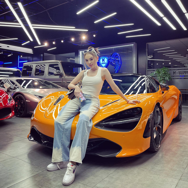 Hot girl McLaren 720S Spider: McLaren 720S Spider chính là mẫu xe đáng mơ ước của mỗi người yêu xe, đặc biệt là khi có sự kết hợp với một cô gái xinh đẹp. Đó chính là lý do tại sao bạn nên xem hình ảnh \