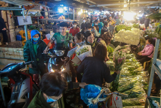 Chợ hoa lớn nhất Hà Nội tấp nập trước ngày 20/10 - Ảnh 11.