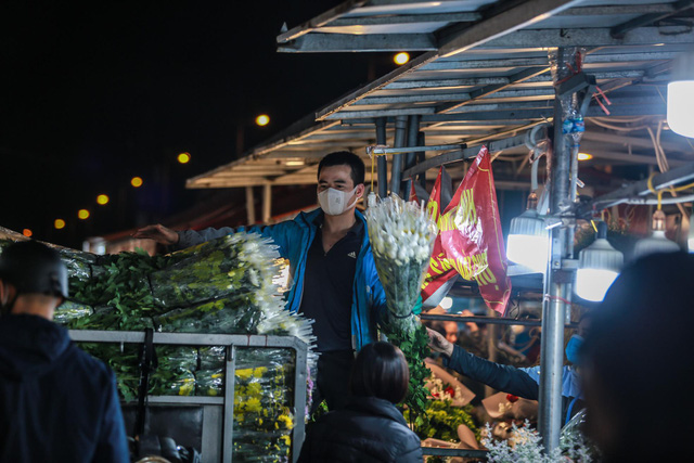 Chợ hoa lớn nhất Hà Nội tấp nập trước ngày 20/10 - Ảnh 15.