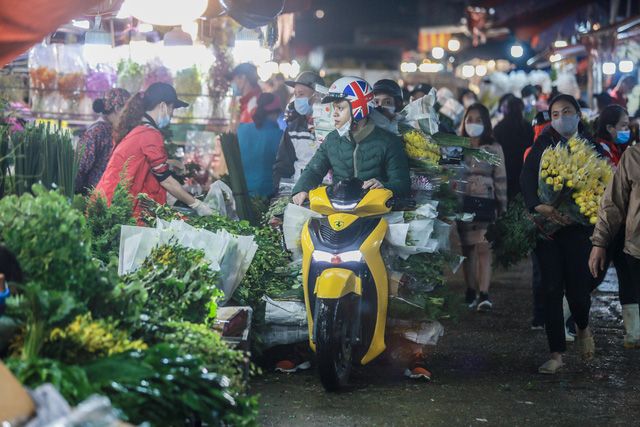 Chợ hoa lớn nhất Hà Nội tấp nập trước ngày 20/10 - Ảnh 19.