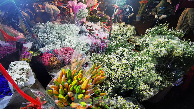 Chợ hoa lớn nhất Hà Nội tấp nập trước ngày 20/10 - Ảnh 5.