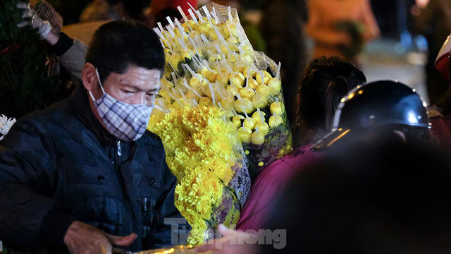 Chợ hoa lớn nhất Hà Nội tấp nập trước ngày 20/10 - Ảnh 6.