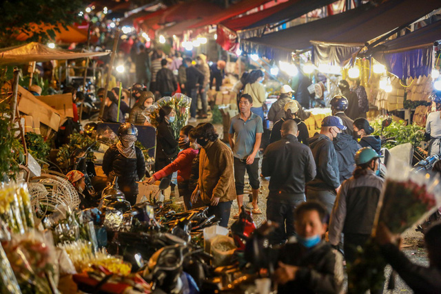 Chợ hoa lớn nhất Hà Nội tấp nập trước ngày 20/10 - Ảnh 8.