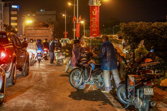 Chợ hoa lớn nhất Hà Nội tấp nập trước ngày 20/10 - Ảnh 9.
