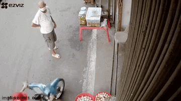 Xôn xao clip từ camera chống trộm: Cô gái dừng xe vô tình đạp nát cả thùng trứng, hành động sau đó bị lên án dữ dội - Ảnh 1.