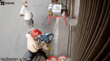 Xôn xao clip từ camera chống trộm: Cô gái dừng xe vô tình đạp nát cả thùng trứng, hành động sau đó bị lên án dữ dội - Ảnh 3.