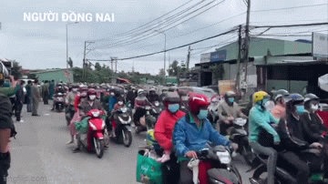 Công an, CSCĐ tràn xuống đường vẫy tay tạm biệt đoàn người lao động đi xe máy rời Đồng Nai về quê - Ảnh 1.