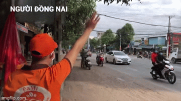 Công an, CSCĐ tràn xuống đường vẫy tay tạm biệt đoàn người lao động đi xe máy rời Đồng Nai về quê - Ảnh 2.