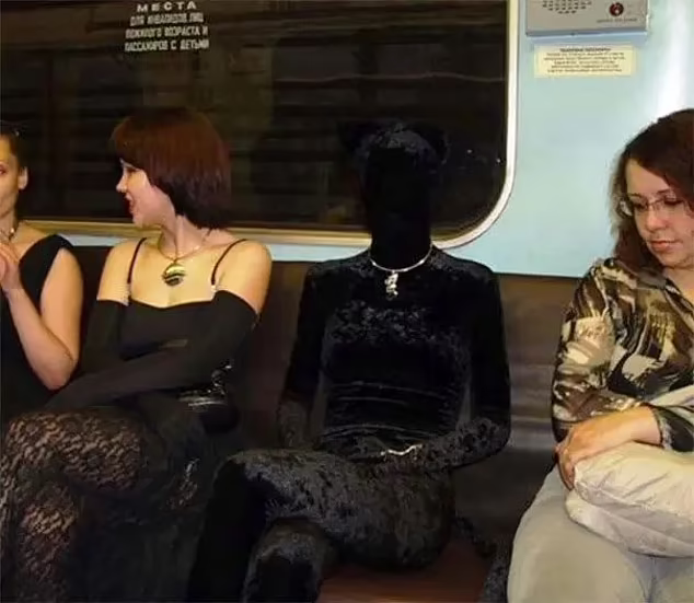 Đứng hình với những nhân vật “ngoài hành tinh” bạn có thể vô tình bắt gặp trên tàu điện ngầm - Ảnh 6.