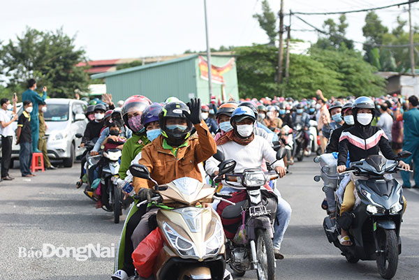 Sau thời gian phong tỏa đông cứng, hàng ngàn công nhân hò reo khi được CSGT dẫn đường về quê - Ảnh 1.