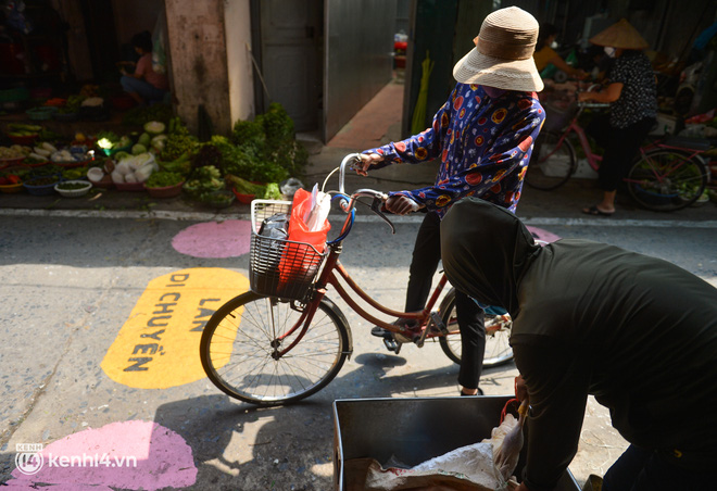 Ảnh: Khu chợ đầu tiên tại Hà Nội vẽ ô, kẻ vạch, phân luồng giao thông để phòng dịch Covid-19 - Ảnh 5.