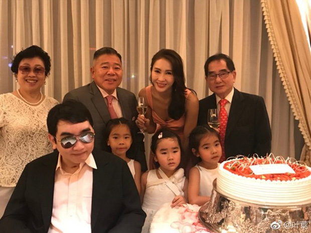 Đệ nhất mỹ nhân TVB Lê Tư khoe ảnh sinh nhật tuổi 50, ông xã tỷ phú và em trai tàn tật hiếm hoi lộ diện bèn chiếm luôn spotlight - Ảnh 7.