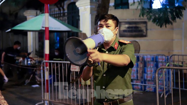  Tiếp tế nhu yếu phẩm cho người cách ly tại bệnh viện Việt Đức ngay trong đêm  - Ảnh 9.