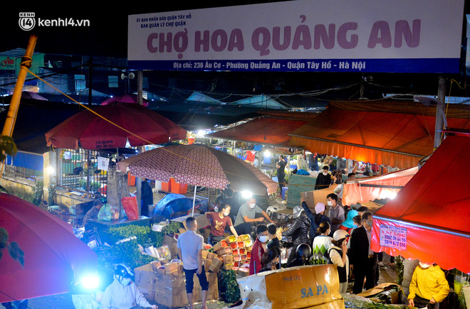 Chợ hoa lớn nhất Hà Nội ngày 20/10: Người dân ùn ùn đi mua hoa khiến cả đoạn đường ùh tắc dài trong đêm - Ảnh 1.
