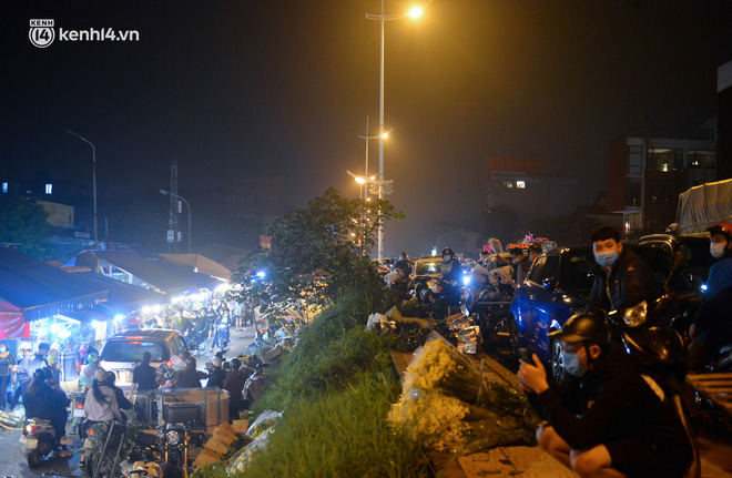 Chợ hoa lớn nhất Hà Nội ngày 20/10: Người dân ùn ùn đi mua hoa khiến cả đoạn đường ùh tắc dài trong đêm - Ảnh 2.