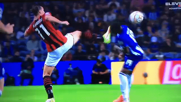 Ibrahimovic chơi cao chân khiến đối thủ chảy máu đầu, phải băng bó khắp trán - Ảnh 1.