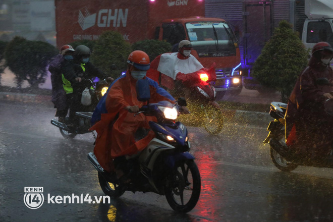 Ảnh: Sài Gòn mưa tầm tã, trời tối sầm dù mới đầu giờ chiều, ô tô và xe máy phải bật đèn di chuyển - Ảnh 1.