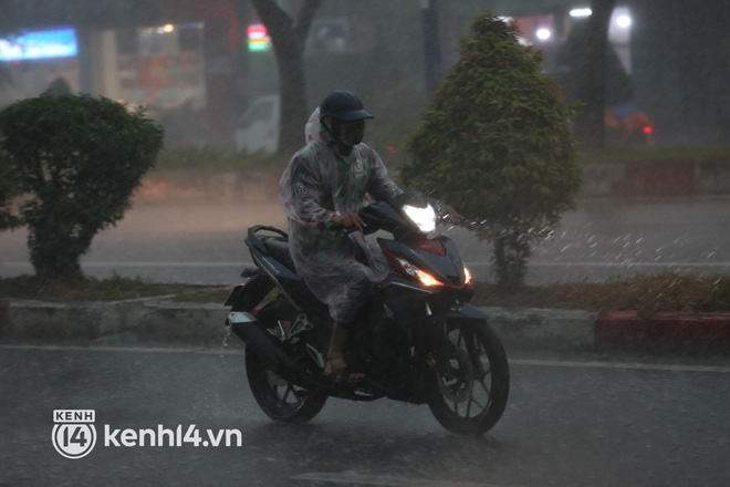 Ảnh: Sài Gòn mưa tầm tã, trời tối sầm dù mới đầu giờ chiều, ô tô và xe máy phải bật đèn di chuyển - Ảnh 2.