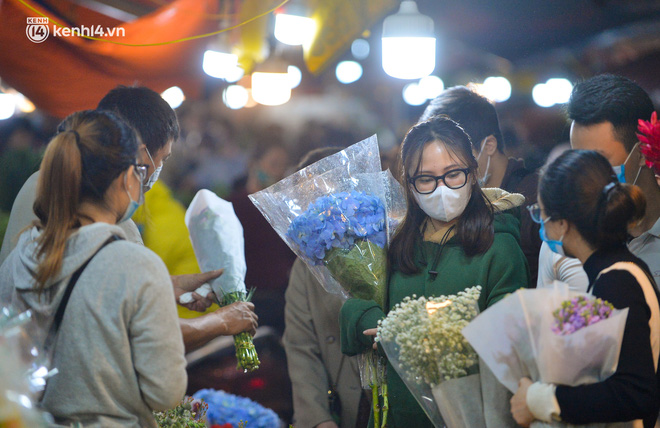 Chợ hoa lớn nhất Hà Nội ngày 20/10: Người dân ùn ùn đi mua hoa khiến cả đoạn đường ùh tắc dài trong đêm - Ảnh 11.