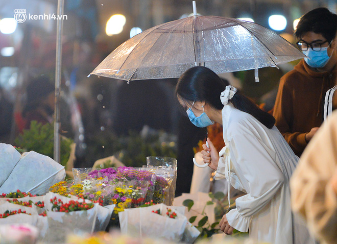 Chợ hoa lớn nhất Hà Nội ngày 20/10: Người dân ùn ùn đi mua hoa khiến cả đoạn đường ùh tắc dài trong đêm - Ảnh 12.