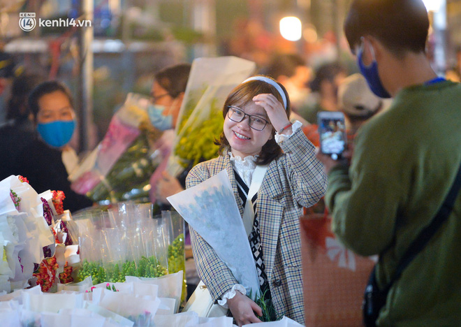 Chợ hoa lớn nhất Hà Nội ngày 20/10: Người dân ùn ùn đi mua hoa khiến cả đoạn đường ùh tắc dài trong đêm - Ảnh 13.