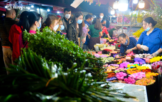 Chợ hoa lớn nhất Hà Nội ngày 20/10: Người dân ùn ùn đi mua hoa khiến cả đoạn đường ùh tắc dài trong đêm - Ảnh 15.