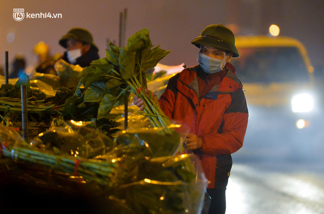 Chợ hoa lớn nhất Hà Nội ngày 20/10: Người dân ùn ùn đi mua hoa khiến cả đoạn đường ùh tắc dài trong đêm - Ảnh 16.