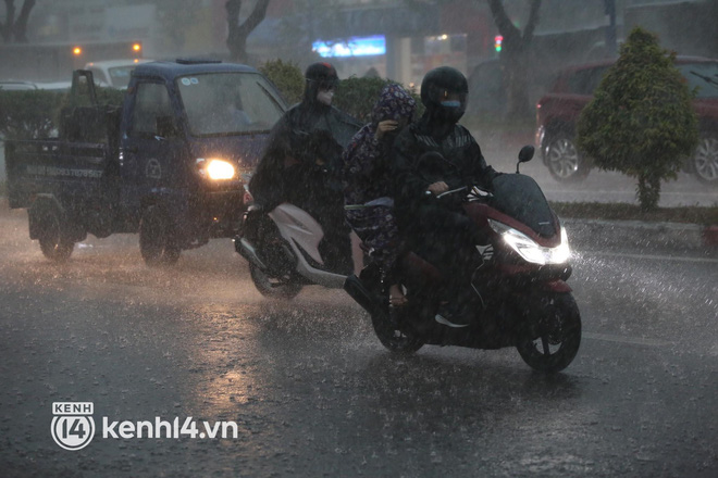 Ảnh: Sài Gòn mưa tầm tã, trời tối sầm dù mới đầu giờ chiều, ô tô và xe máy phải bật đèn di chuyển - Ảnh 3.