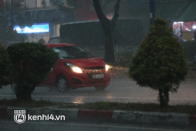 Ảnh: Sài Gòn mưa tầm tã, trời tối sầm dù mới đầu giờ chiều, ô tô và xe máy phải bật đèn di chuyển - Ảnh 5.