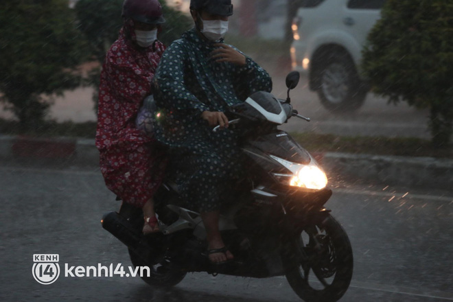 Ảnh: Sài Gòn mưa tầm tã, trời tối sầm dù mới đầu giờ chiều, ô tô và xe máy phải bật đèn di chuyển - Ảnh 6.