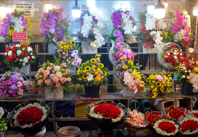 Chợ hoa lớn nhất Hà Nội ngày 20/10: Người dân ùn ùn đi mua hoa khiến cả đoạn đường ùh tắc dài trong đêm - Ảnh 7.