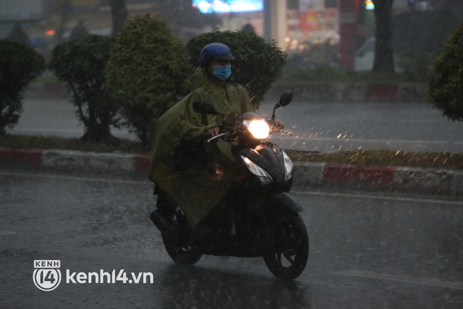 Ảnh: Sài Gòn mưa tầm tã, trời tối sầm dù mới đầu giờ chiều, ô tô và xe máy phải bật đèn di chuyển - Ảnh 7.