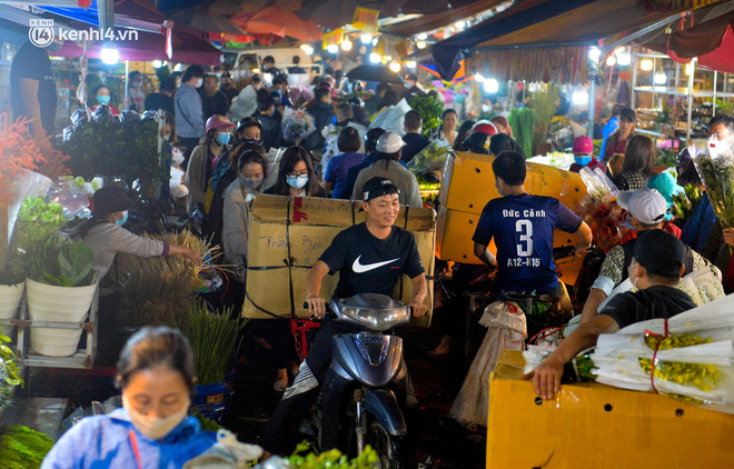 Chợ hoa lớn nhất Hà Nội ngày 20/10: Người dân ùn ùn đi mua hoa khiến cả đoạn đường ùh tắc dài trong đêm - Ảnh 8.