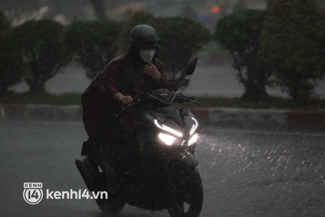 Ảnh: Sài Gòn mưa tầm tã, trời tối sầm dù mới đầu giờ chiều, ô tô và xe máy phải bật đèn di chuyển - Ảnh 8.