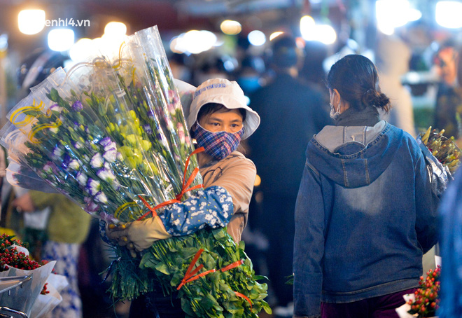 Chợ hoa lớn nhất Hà Nội ngày 20/10: Người dân ùn ùn đi mua hoa khiến cả đoạn đường ùh tắc dài trong đêm - Ảnh 9.