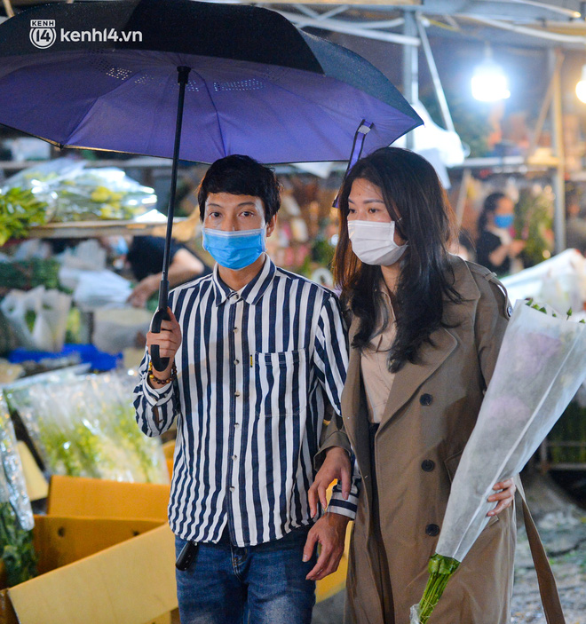 Chợ hoa lớn nhất Hà Nội ngày 20/10: Người dân ùn ùn đi mua hoa khiến cả đoạn đường ùh tắc dài trong đêm - Ảnh 10.