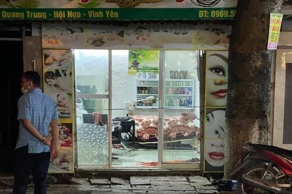 Án mạng đêm 20/10: Chồng xông vào quán gội đầu đâm vợ, dân mạng chấn động với ảnh hiện trường - Ảnh 1. Án mạng đêm 20/10: Chồng xông vào quán gội đầu đâm vợ, dân mạng chấn động với ảnh hiện trường - Ảnh 1.